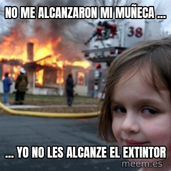 Disaster Girl meme: no me alcanzaron mi muñeca ... / ... yo no les alcanze el extintor